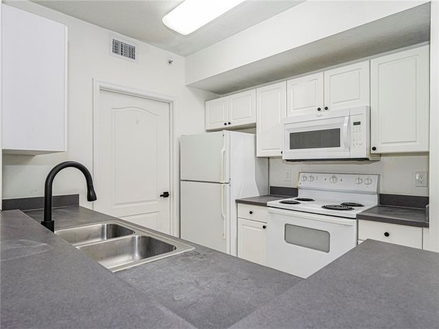 5090 FAIRWAYS Circle H 206, Vero Beach, FL 32967