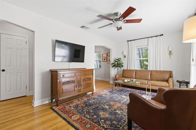 447 28TH AVENUE N, St Petersburg, FL 33704