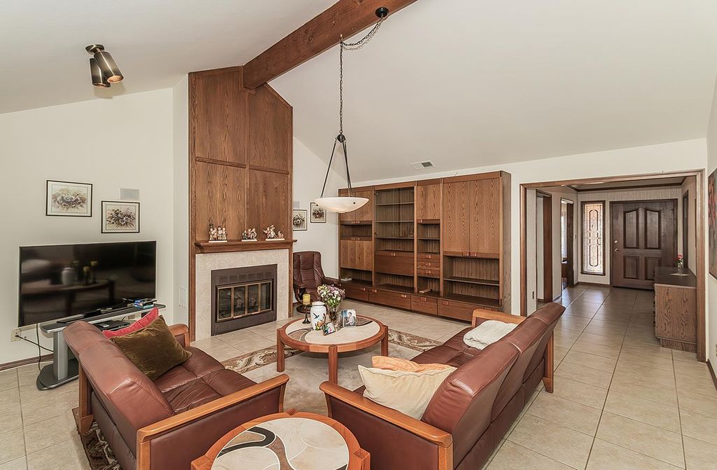 Image 10 of property listing at 7355 N Pacific Avenue, Fresno, CA 93711