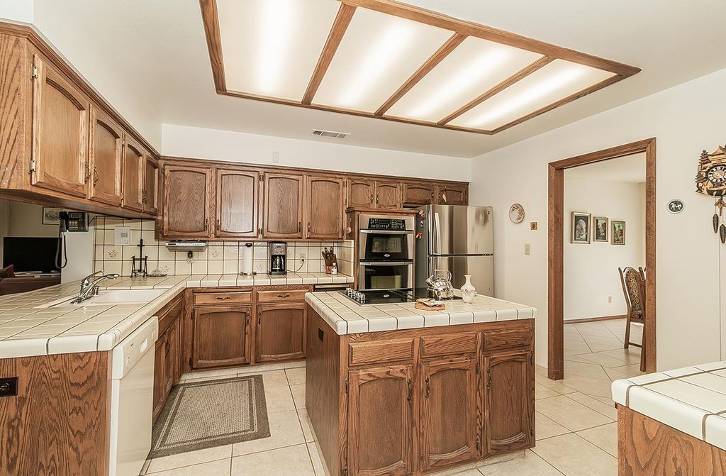 Image 16 of property listing at 7355 N Pacific Avenue, Fresno, CA 93711