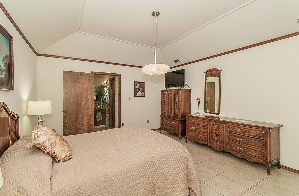 Image 20 of property listing at 7355 N Pacific Avenue, Fresno, CA 93711