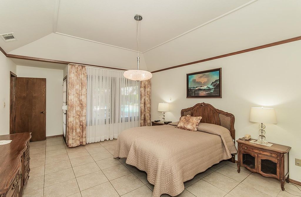 Image 21 of property listing at 7355 N Pacific Avenue, Fresno, CA 93711