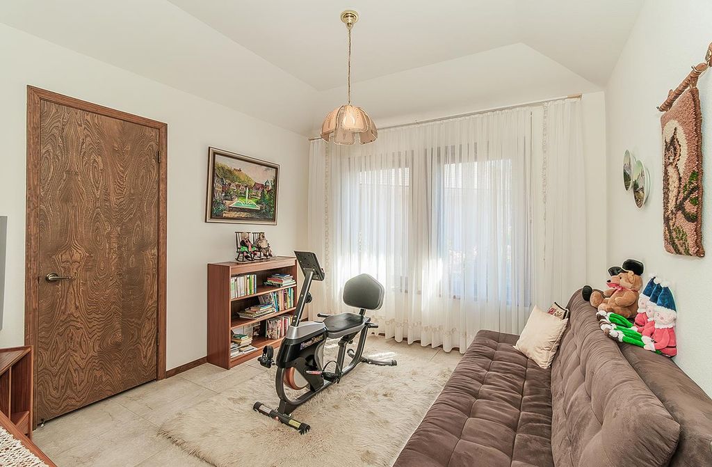 Image 29 of property listing at 7355 N Pacific Avenue, Fresno, CA 93711