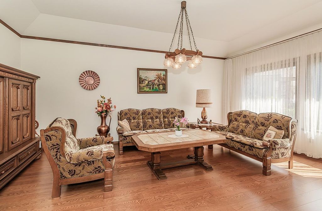 Image 3 of property listing at 7355 N Pacific Avenue, Fresno, CA 93711