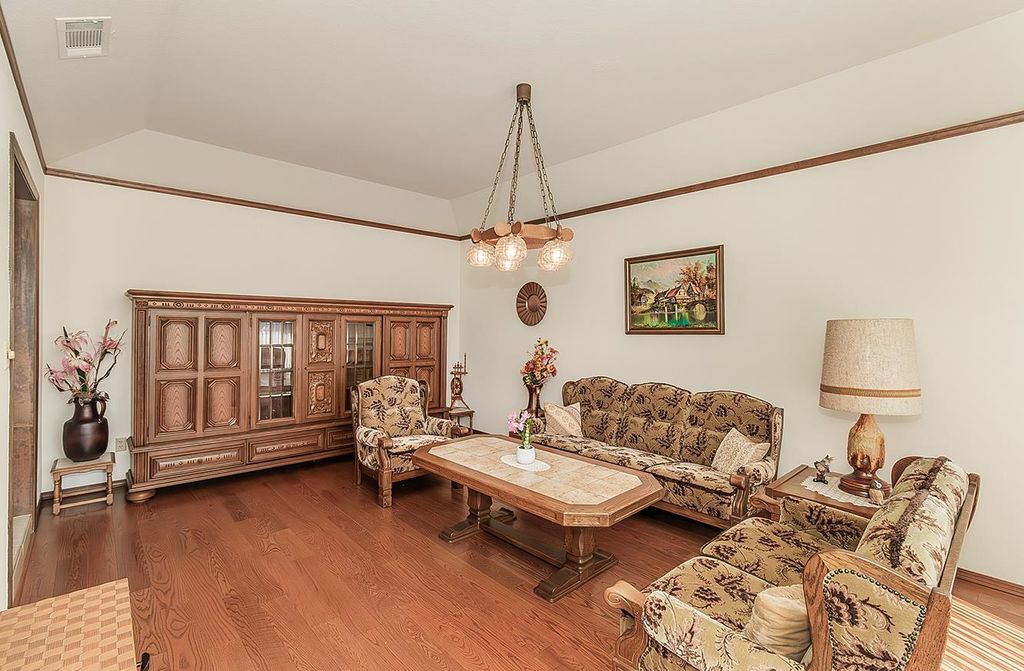 Image 4 of property listing at 7355 N Pacific Avenue, Fresno, CA 93711