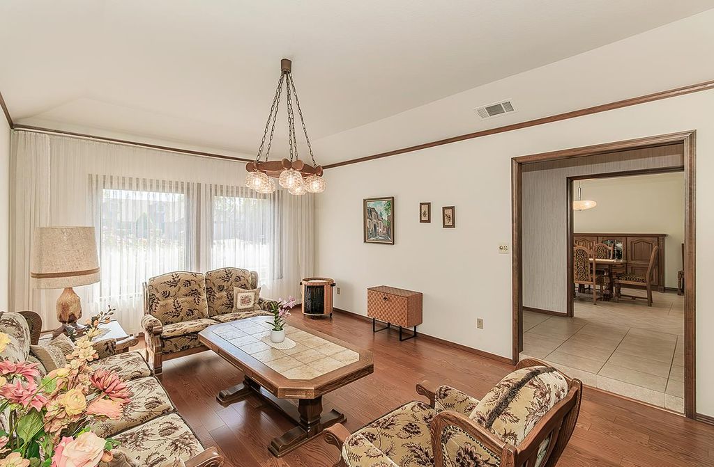 Image 5 of property listing at 7355 N Pacific Avenue, Fresno, CA 93711