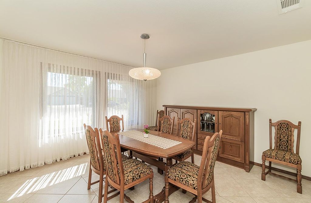 Image 6 of property listing at 7355 N Pacific Avenue, Fresno, CA 93711