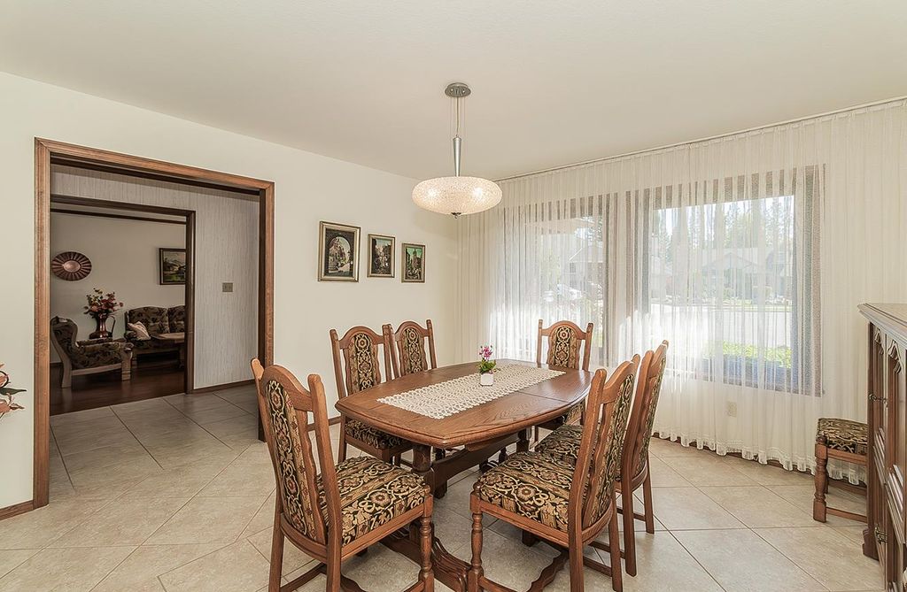 Image 7 of property listing at 7355 N Pacific Avenue, Fresno, CA 93711