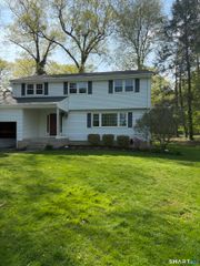 1 Horseshoe Circle, Simsbury, CT 06070