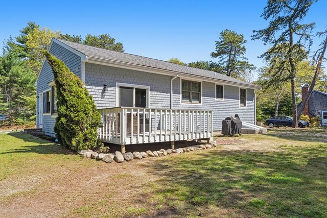 17 Dry Hollow Ln, Mashpee, MA 02649