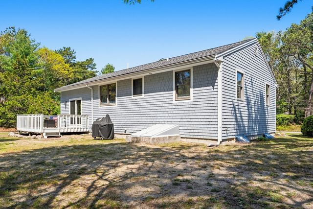 17 Dry Hollow Ln, Mashpee, MA 02649
