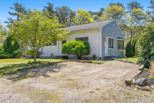 17 Dry Hollow Ln, Mashpee, MA 02649