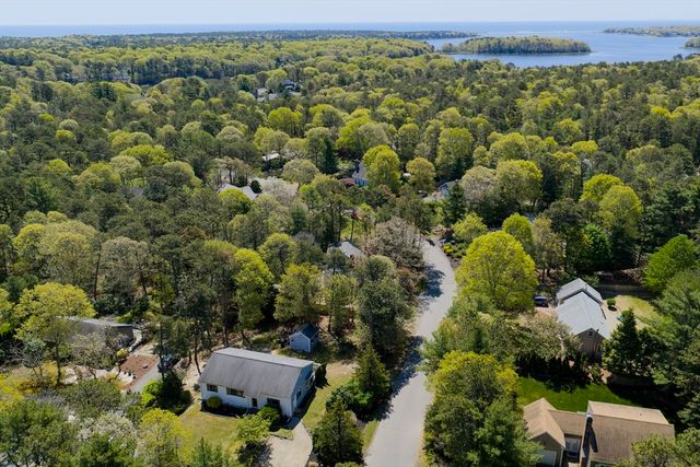 17 Dry Hollow Ln, Mashpee, MA 02649