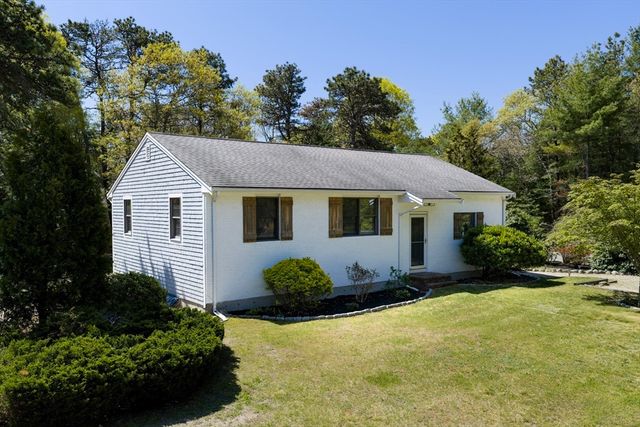 17 Dry Hollow Ln, Mashpee, MA 02649