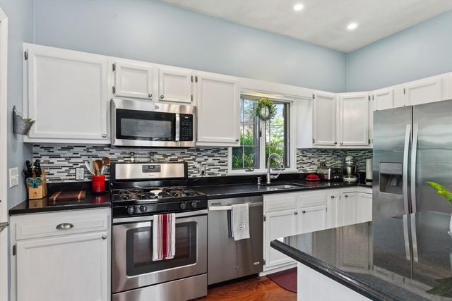 17 Dry Hollow Ln, Mashpee, MA 02649