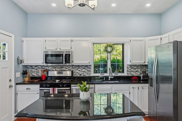 17 Dry Hollow Ln, Mashpee, MA 02649