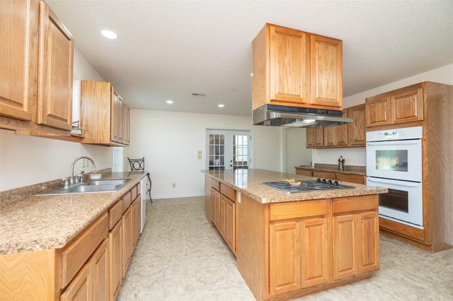 1601 Babylon Lane, Schulenburg, TX 78956