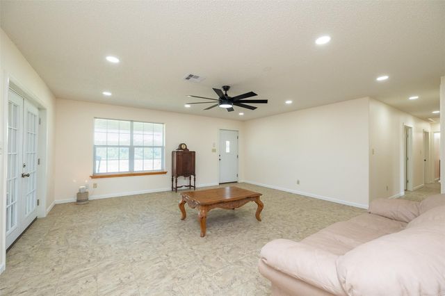 1601 Babylon Lane, Schulenburg, TX 78956