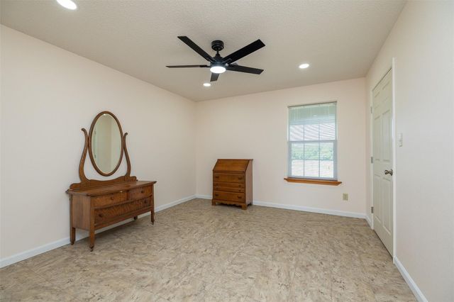 1601 Babylon Lane, Schulenburg, TX 78956