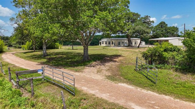 1601 Babylon Lane, Schulenburg, TX 78956
