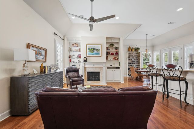 8010 WILLOW BROOK RD, Germantown, TN 38138