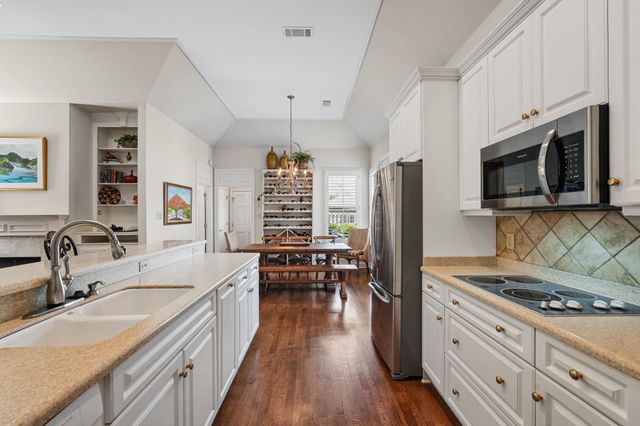 8010 WILLOW BROOK RD, Germantown, TN 38138