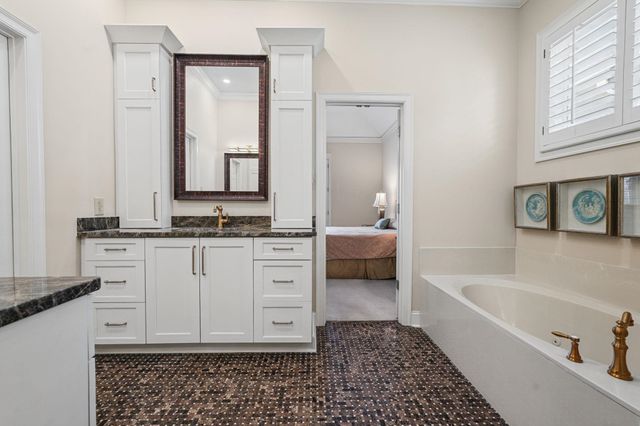 8010 WILLOW BROOK RD, Germantown, TN 38138