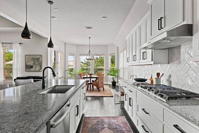 350 Jacksdaw DR, Austin, TX 78737