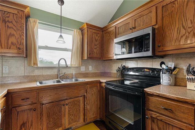 101 Bridgeport Drive, Smithville, MO 64089