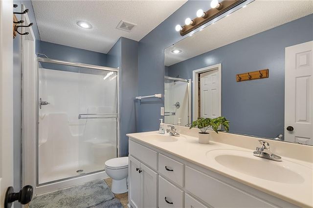 101 Bridgeport Drive, Smithville, MO 64089