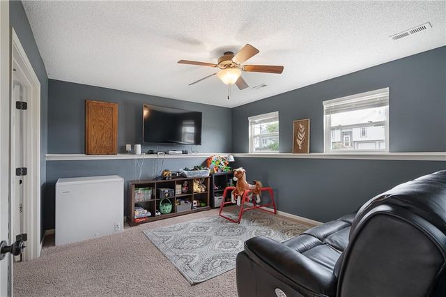 101 Bridgeport Drive, Smithville, MO 64089