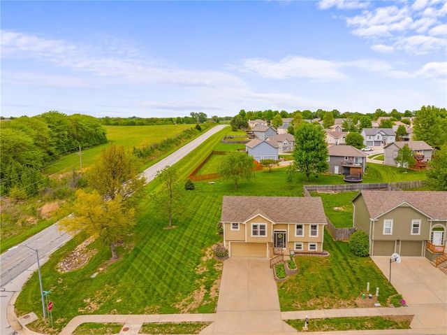 101 Bridgeport Drive, Smithville, MO 64089