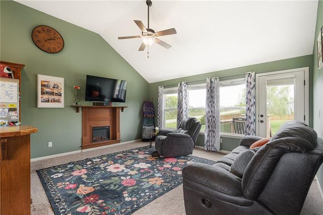 101 Bridgeport Drive, Smithville, MO 64089
