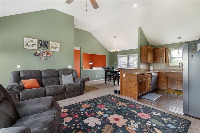 101 Bridgeport Drive, Smithville, MO 64089