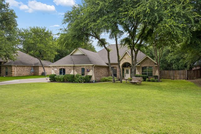 612 Sportsman Park Road, Azle, TX 76020