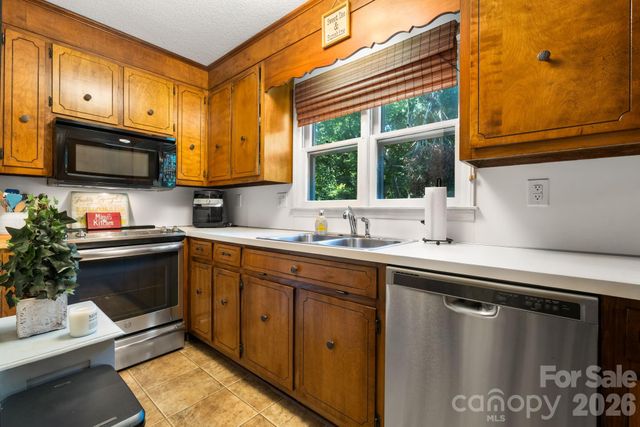 5562 Clearlake Drive, Hickory, NC 28601