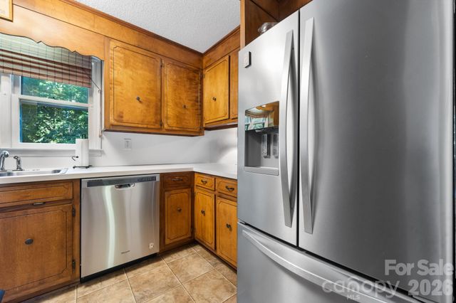 5562 Clearlake Drive, Hickory, NC 28601