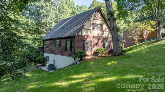 5562 Clearlake Drive, Hickory, NC 28601