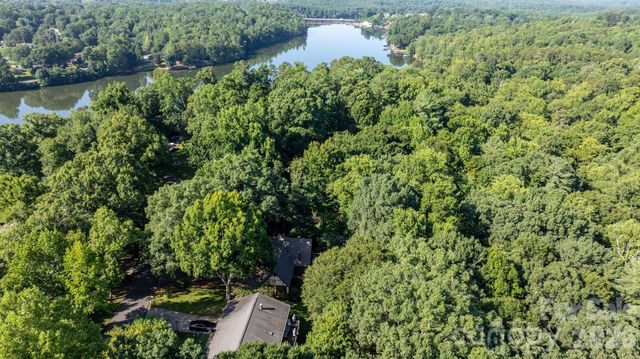 5562 Clearlake Drive, Hickory, NC 28601