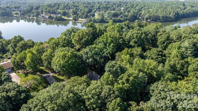 5562 Clearlake Drive, Hickory, NC 28601