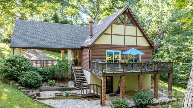 5562 Clearlake Drive, Hickory, NC 28601