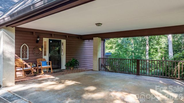 5562 Clearlake Drive, Hickory, NC 28601