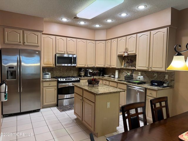 77 Harwood Road, Monroe, NJ 08831