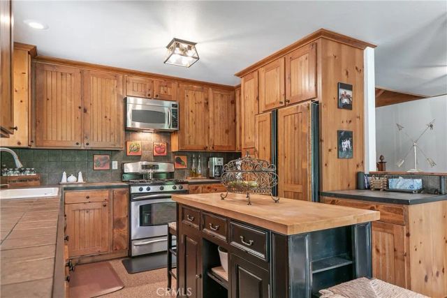 841 Cottage Grove Road, Lake Arrowhead, CA 92352