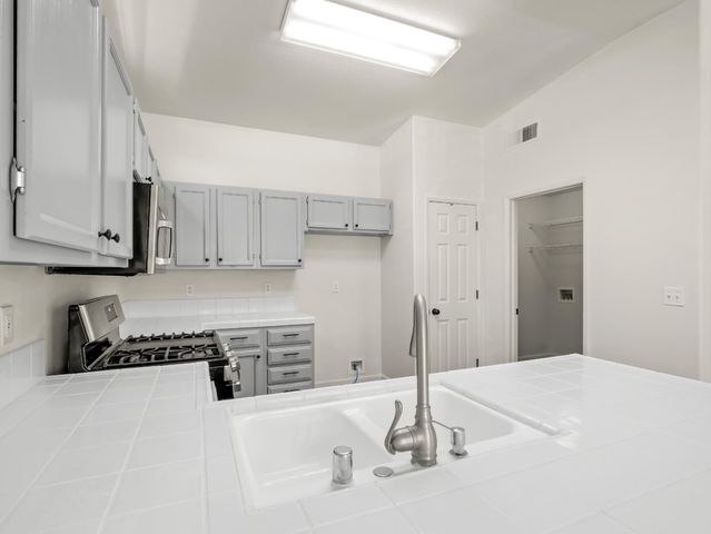 5637 W Oak Avenue, Fresno, CA 93722