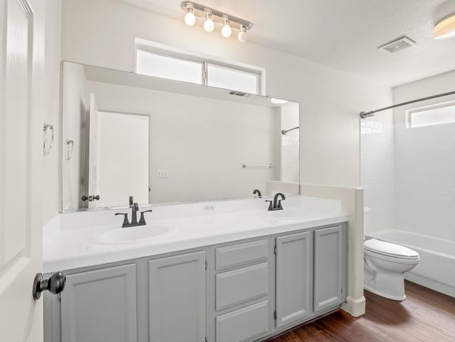 5637 W Oak Avenue, Fresno, CA 93722