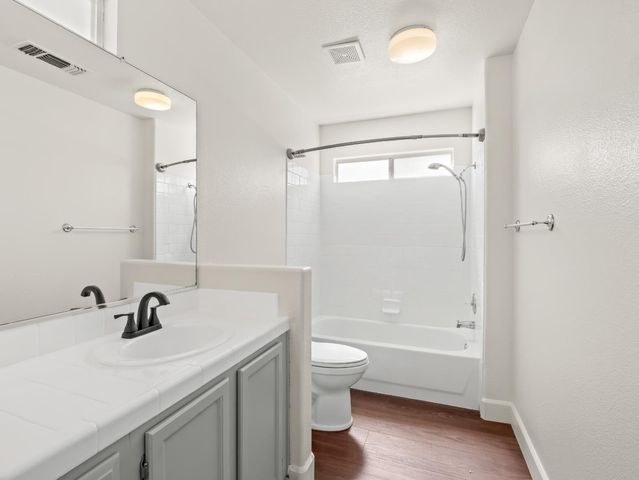 5637 W Oak Avenue, Fresno, CA 93722