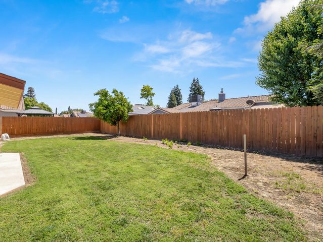 5637 W Oak Avenue, Fresno, CA 93722