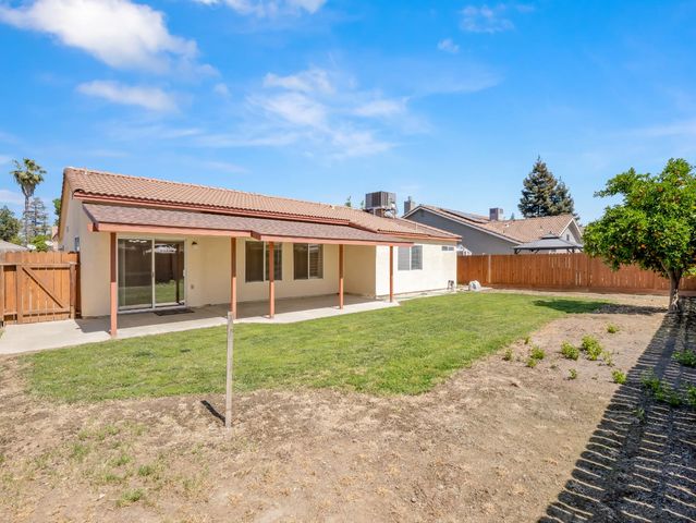 5637 W Oak Avenue, Fresno, CA 93722