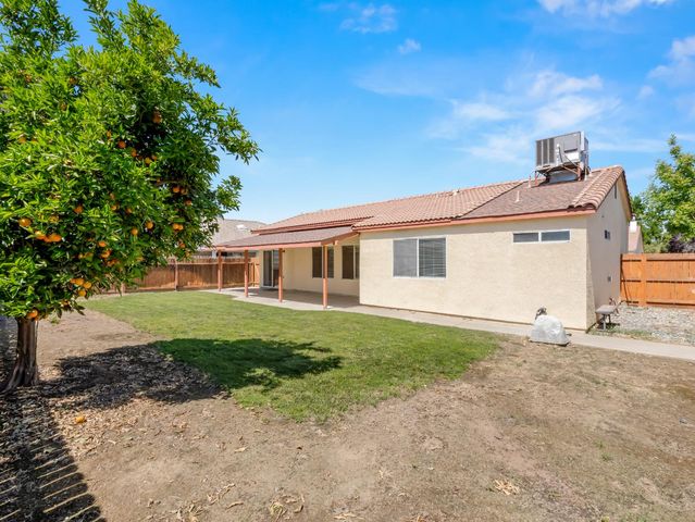5637 W Oak Avenue, Fresno, CA 93722